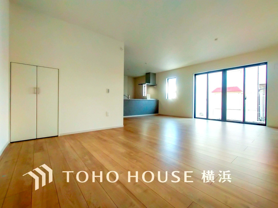 光と風があふれる開放的なリビングダイニングには自然と家族みんなが集まってきます。明るく穏やかな空気の中で飲んだり、食べたり、笑ったり。