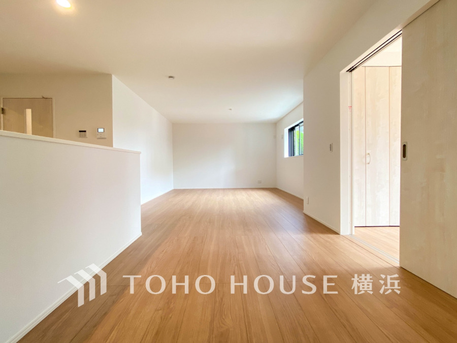 豊かな光が照らすこの場所は、たわいもない会話を楽しみ、ゆったりとした時間を過ごす場所。家族の日常が刻まれる大切な空間です。