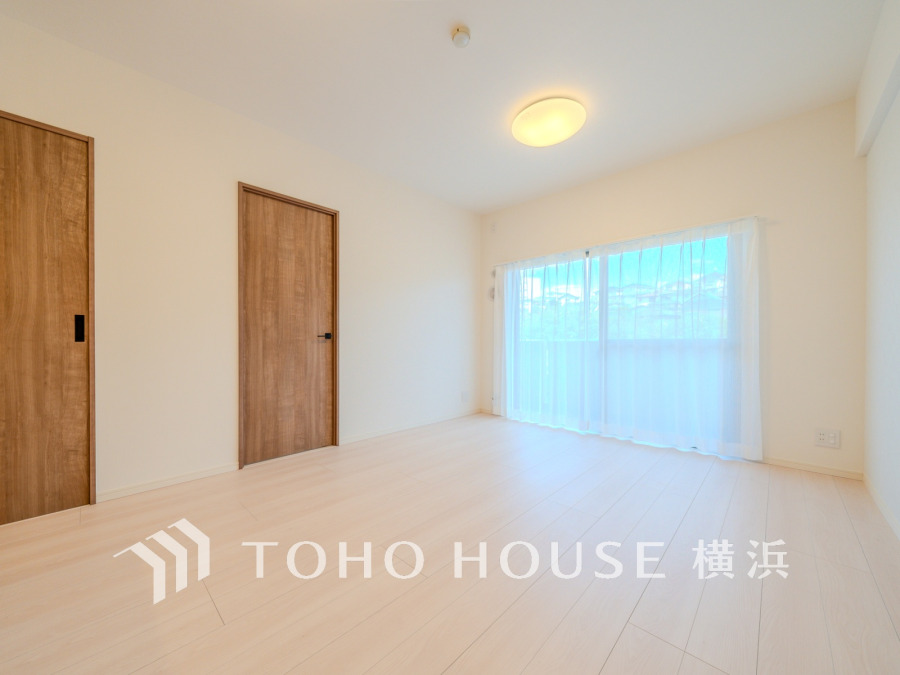 豊かな光が照らすこの場所は、たわいもない会話を楽しみ、ゆったりとした時間を過ごす場所。家族の日常が刻まれる大切な空間です。