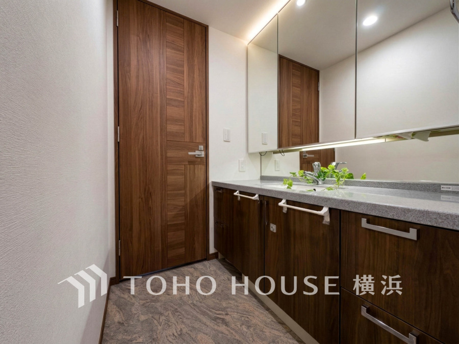 脱衣スペースを含む空間はゆとりの広さを設け、また洗面化粧台にも収納スペースを設ける事により、散らかりやすい洗面スペースをスッキリ保てます。