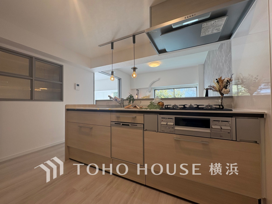 プライベートスペースを彩るインテリアとしての美と、快適な日常を支える機能性と強さがひとつになったキッチンです。開放的でゆとりある空間で、是非自慢の腕を振るって下さい☆