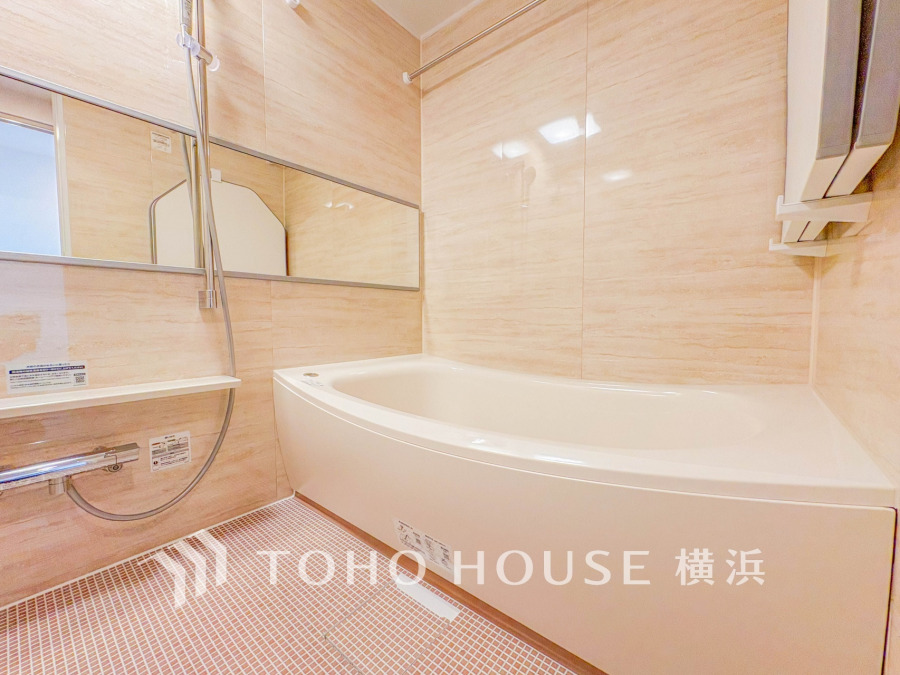 心地よいリラックスを叶える清潔感溢れる美しい空間。快適で機能的なバスルームです。
