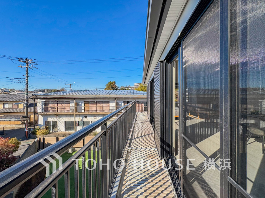 陽当たり良好なバルコニーは開放感があり、洗濯物やガーデニングに最適な快適空間です。