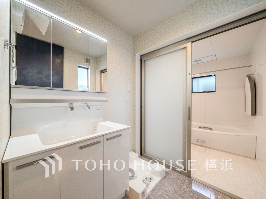 使いやすい機能が備えられた清潔感溢れる洗面空間。収納も充実しています。
