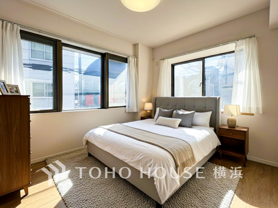 2面採光で明るく開放的な洋室。シンプルなインテリアが心地よい安らぎの空間を演出します。