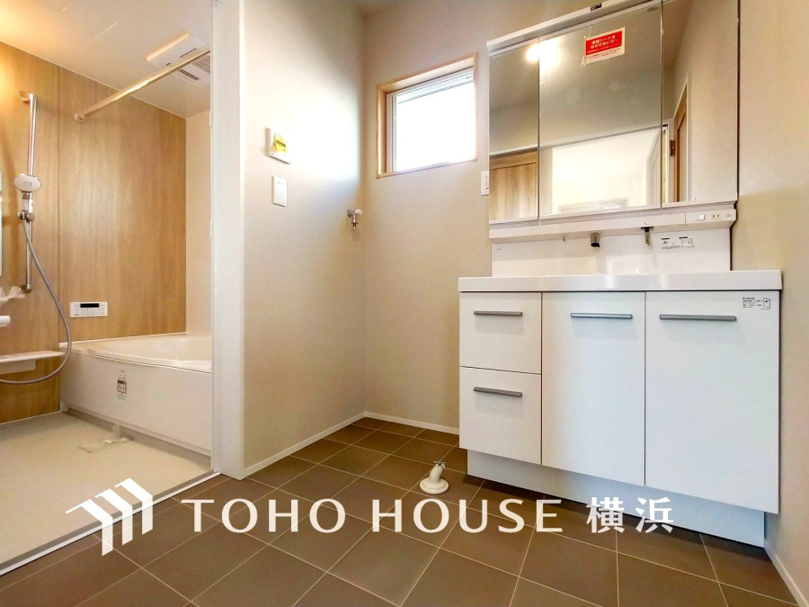 一日の始まりと終わりを心地よく演出し、多彩な機能が備えられたパウダールーム。心地よいリフレッシュ空間。清潔感ある洗面台は、身だしなみチェックや肌のお手入れに。