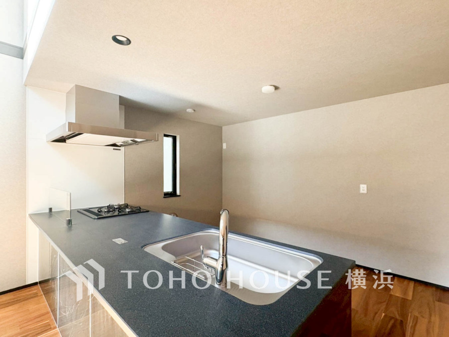 キッチンからリビングが見渡せるので、お子様を安心して遊ばせながら家事ができますね！リビング学習をするお子様にも声がかけやすい自然な距離感です。