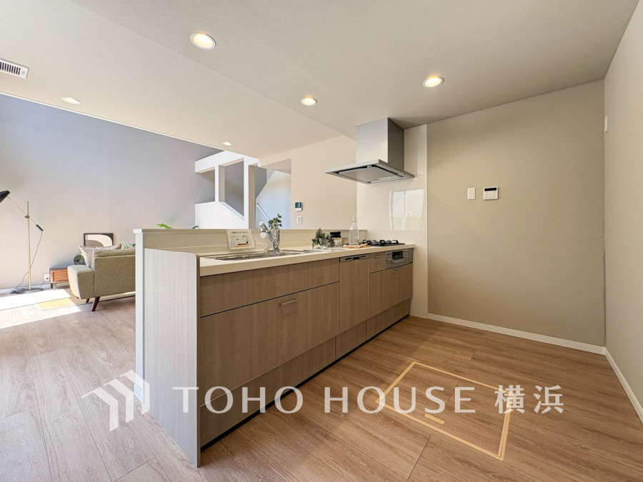 スタイリッシュなペニンシュラキッチンを採用。開放的なキッチン・ダイニングスペースでお料理をしながら会話も弾みます。
