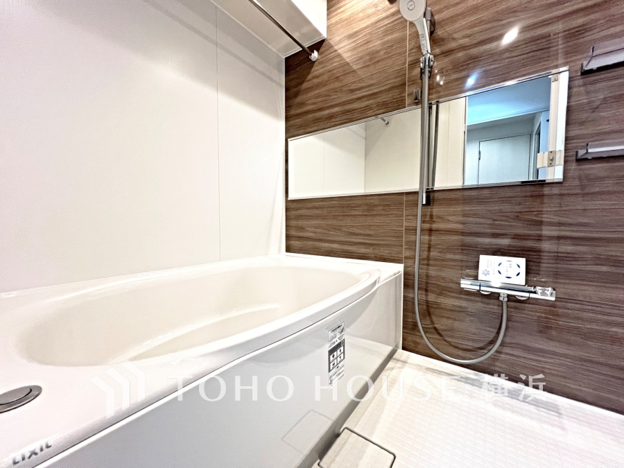 心地よいリラックスを叶える清潔感溢れる美しい空間。快適で機能的なバスルームです。
