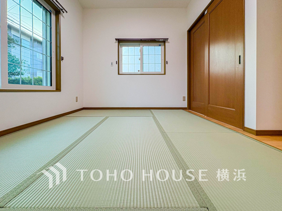 十分な収納力のある押入れを設置した6帖の和室。横になって寛げる温かみのある空間です。
