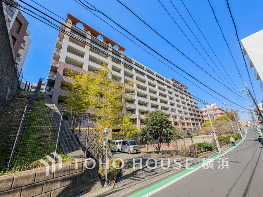 爽やかな青空の下に贅沢なほどに降り注ぐ陽光、豊かな居住性と、クオリティが見事に調和した住空間は、住まうことの喜びを感じさせてくれます。