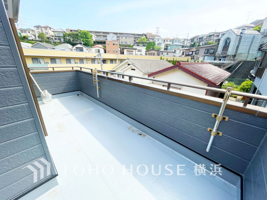 大空を感じてのびやかな時間を愉しめる、開放感溢れるルーフバルコニー。お天気の良い日には、アウトドアリビングとしてお使い頂くのも素敵です。