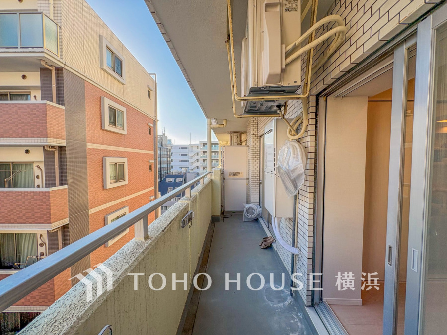 陽当たり良好な南バルコニーは、洗濯物干しやくつろぎのスペースに最適なゆとりある広さです。