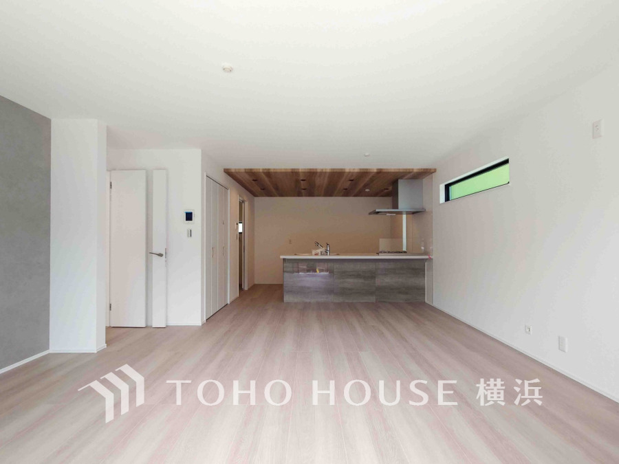ここにはみんなが集い、食事と楽しい会話が始まる。話に夢中になりすぎて、ついつい時を忘れてしまう。そんな束の間の幸せを感じさせてくれる場所。
