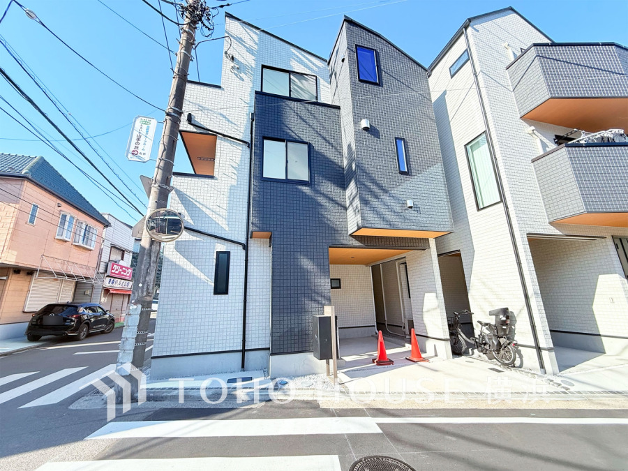 スタイリッシュな外観の都市型３階建て住宅。陽当たり良好、開放的な角地立地です。