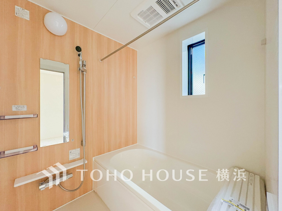 上質が感じられるカラーリングで、清潔な空間美を実現。一日の疲れが癒される優雅なバスタイムを堪能できるゆとりあるバスルームです。