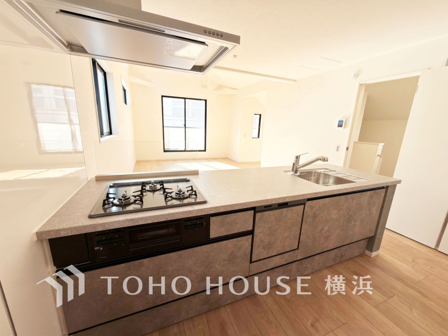 スタイリッシュな対面キッチンを採用。リビングが見渡せるので、お子様を安心して遊ばせながら家事ができ、リビング学習をするお子様にも声がかけやすい自然な距離感。 