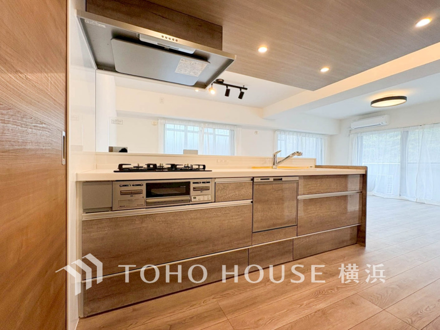 プライベートスペースを彩るインテリアとしての美と、快適な日常を支える機能性と強さがひとつになったキッチンです。開放的な対面カウンターキッチンはリビングと一体感のある空間。