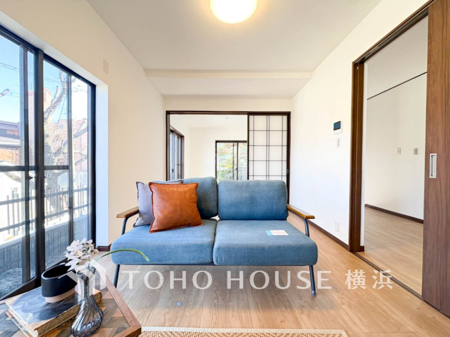 大きな窓からたっぷりと光が入る明るいLDK。落ち着いた雰囲気に包まれた空間です。
