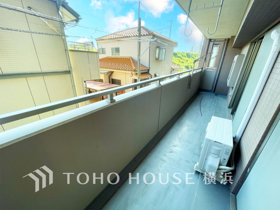 暮らしの中で光と風を演出してくれるバルコニー、見事なまでの開放的な空間を演出しながら、プライベート性も確保された空間は我が家の自慢。