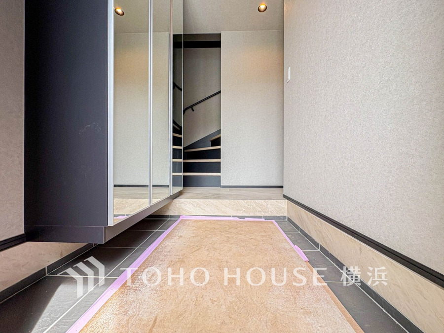 お客様をお迎えする玄関は落ち着いた雰囲気。帰り着くたびに洗練されたテイストの空間に迎えられ誇りと喜びを感じる玄関まわりです。