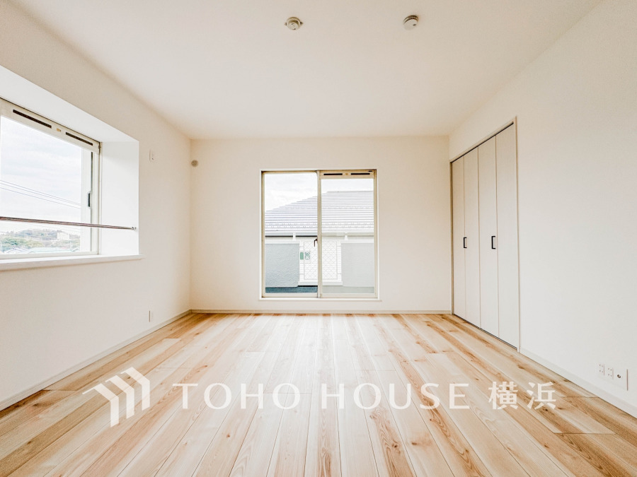 大きな窓からは快適な光を取り入れ、通気性能を上げる事で居心地の良い空間を演出します。多くの時間を過ごす住まいだからこそ、いつも快適な場所であるように心掛けています。