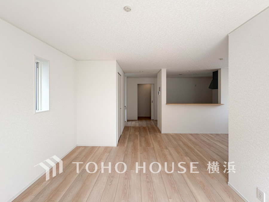 明るい自然光が差し込む、広々としたリビングダイニング。シンプルな内装で家具の配置も自由自在です。