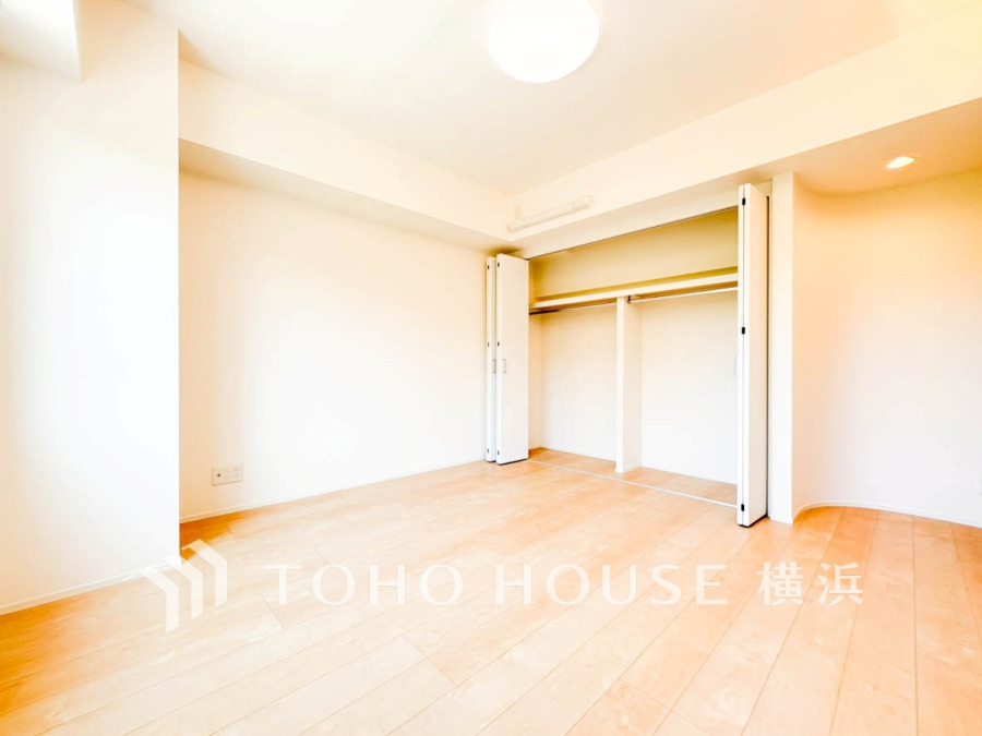 1日の疲れを癒し、心地よく寛げるようゆったりとした広さを確保しています。プライベートタイムをより優雅に穏やかに…。落ち着いた雰囲気を紡ぎます。