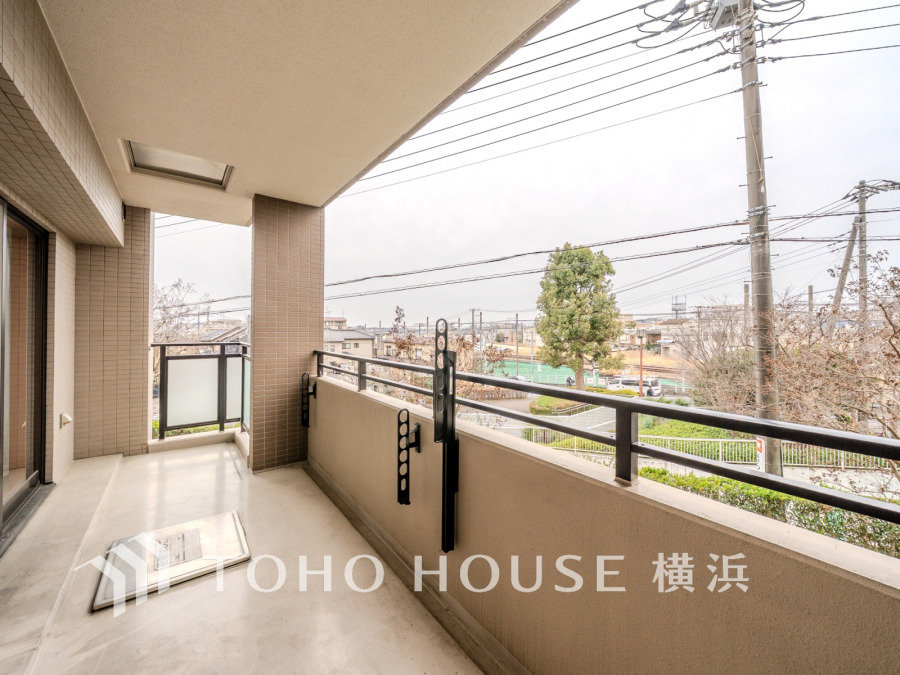 暮らしの中で光と風を演出してくれるバルコニー、見事なまでの開放的な空間を演出しながら、プライベート性も確保された空間は我が家の自慢。