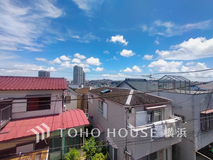 陽射しとともに、少しずつ装いを変える街の景観から、星空が地上に映りこむかのような夜景の煌きまで、この街ならではの美しい風景。