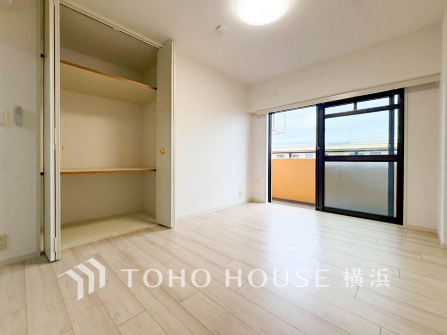 過ぎ行く時間をゆったりと感じることができる落ちついたプライベートルーム。リビングで楽しく過ごした後はゆっくり寛ぎの時間を満喫できます。静かな環境でリラックスタイムを愉しんで。