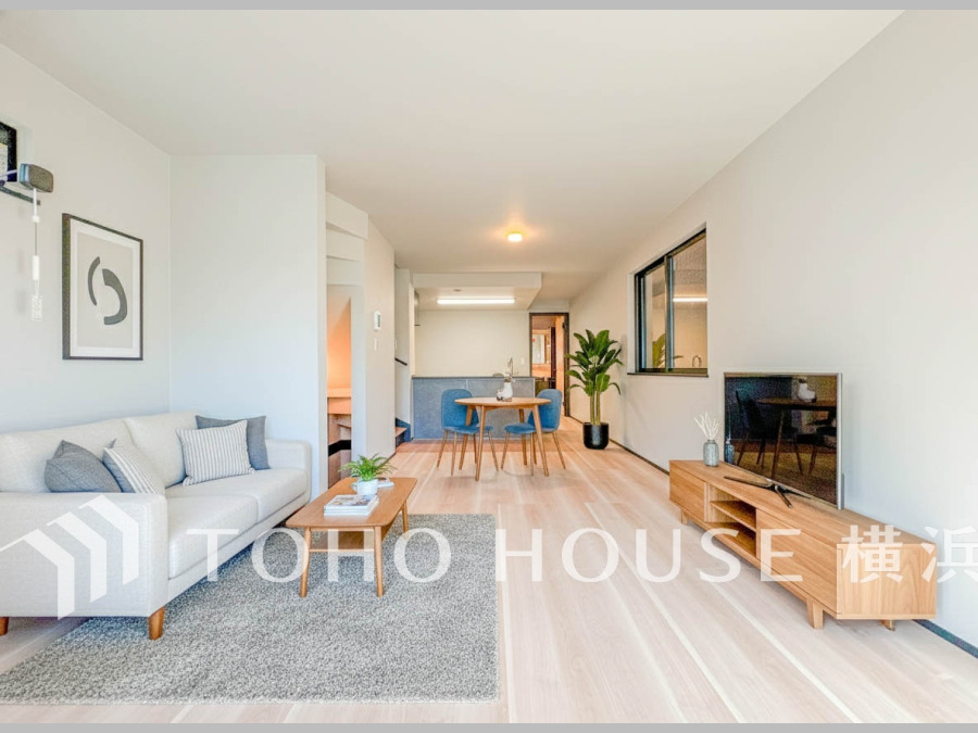 ここにはみんなが集い、食事と楽しい会話が始まる。話に夢中になりすぎて、ついつい時を忘れてしまう。そんな束の間の幸せを感じさせてくれる場所。（家具はAI加工です）