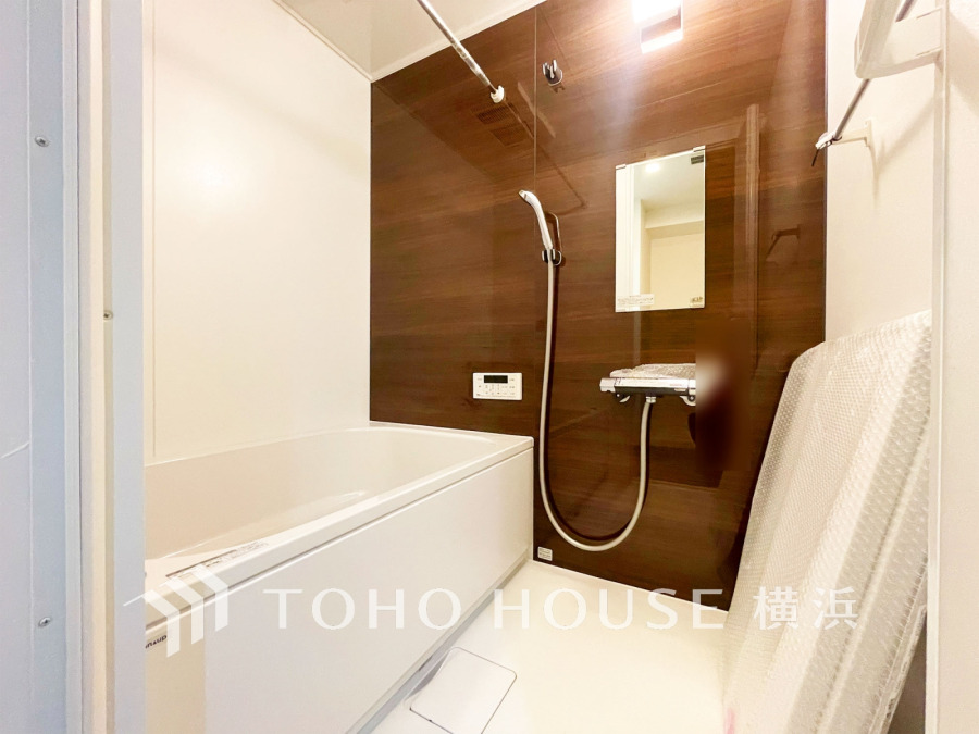 上質が感じられる質感とカラーリングで、清潔な空間美を実現。一日の疲れが癒される優雅なバスタイムを堪能できるゆとりあるバスルームです。