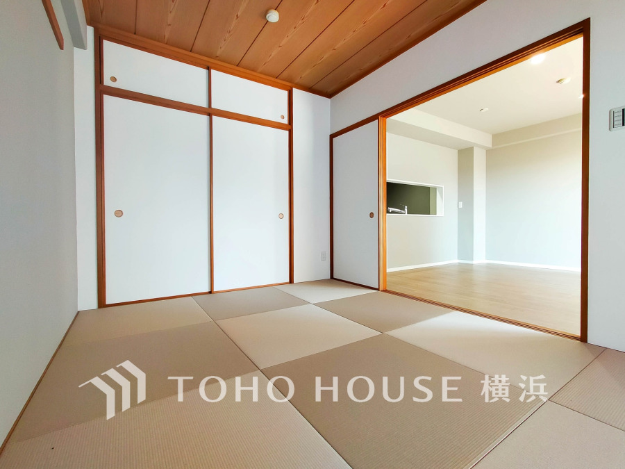 暖かな陽射しに包まれるモダンな和室。横になって寛げる落ち着きのある空間です。
