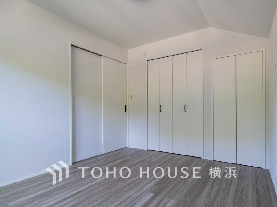 穏やかな風と陽光を導き、プライバシーに配慮された設計プランを採用し、居住性を一段と心地よいものにしています。明るく開放的な空間を演出しております。