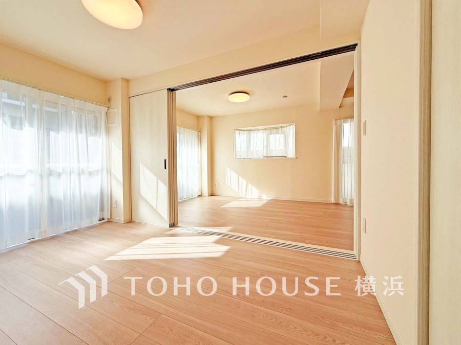 バルコニーに面した南西向きの明るい洋室。隣接するリビングと一体化して使うことも可能です。
