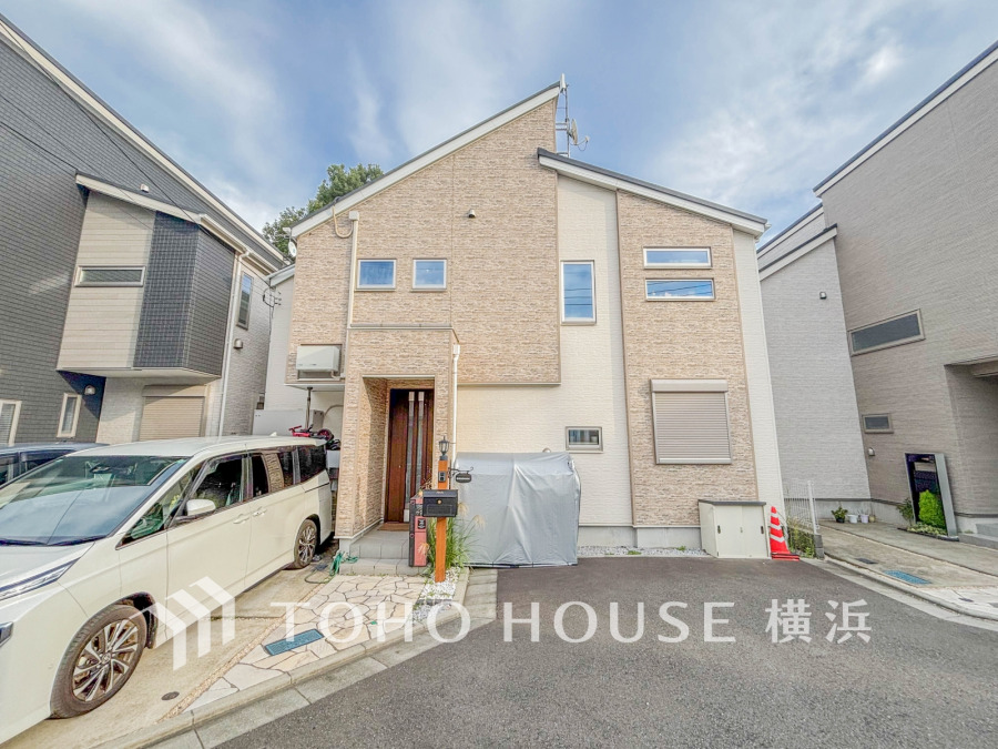 爽やかな青空の下に贅沢なほどに降り注ぐ陽光、豊かな居住性と、クオリティが見事に調和した住空間は、住まうことの喜びを感じさせてくれます。