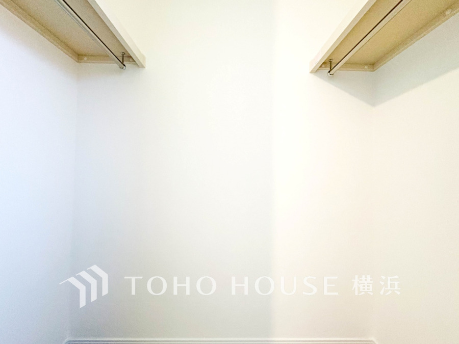 洋服やバッグなどかさばる物を大量に収納できます。タンスなどの収納家具を置かずに済むので、お部屋を丸ごと使えてスッキリ♪