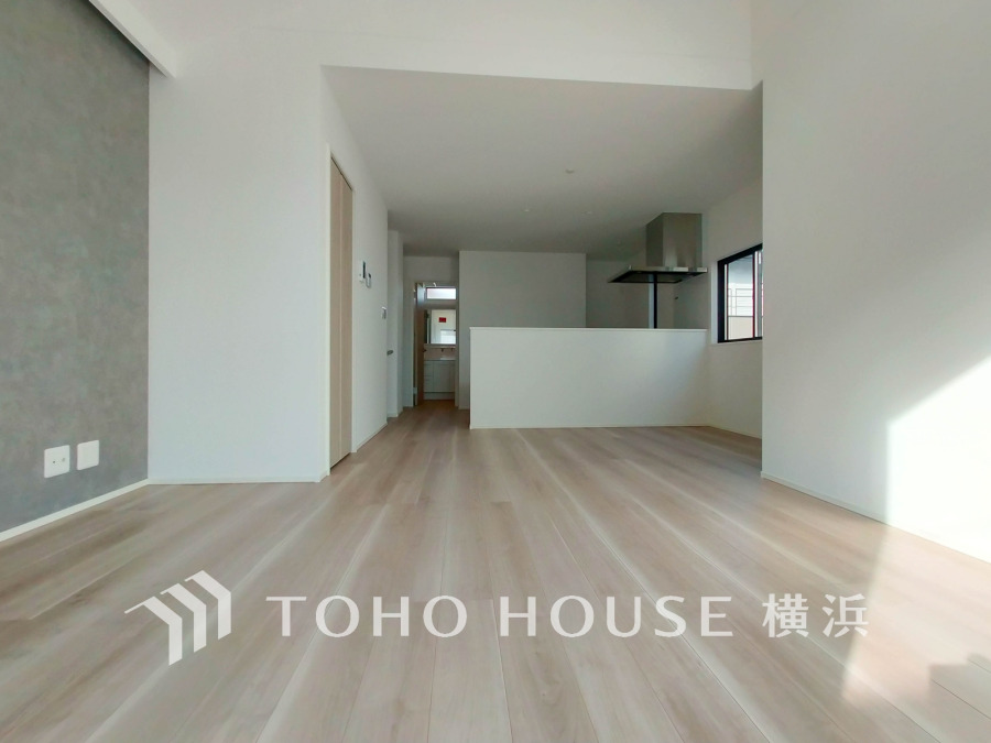 明るく開放的な空間が広がるLDK。室内には豊かな陽光が注ぎ込み、爽やかな住空間を演出。
