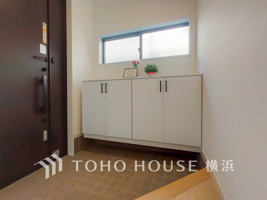 清潔感のある明るい玄関。窓付きの爽やかな空間です。
