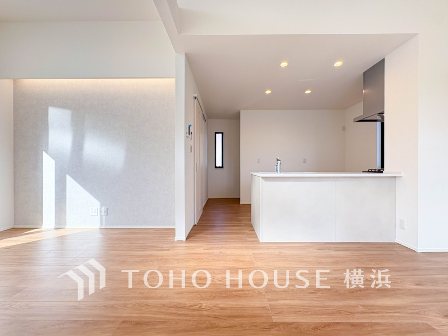 リビングは晴天の輝きと共に差し込む暖かな陽射しを愉しむことのできる空間。時には雨音が刻むリズムとハーモニーに耳を澄まし、煌く星空を眺める、そんな日常がここにあります。