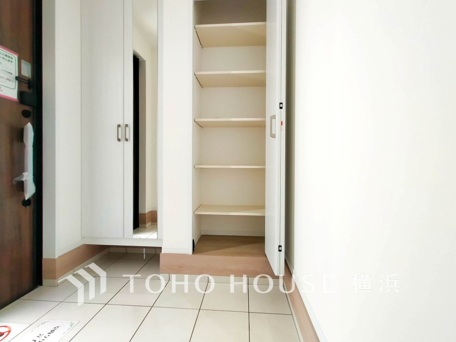 玄関には、お出かけ前の身だしなみチェックに便利な大型のミラーのついたシューズボックスを設置。
