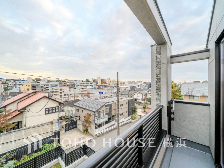 たっぷりの陽光が差し込むバルコニー。健やかな暮らしを守る太陽の恵みを存分に享受できます。爽やかな風と暖かな陽射しが紡ぐハーモニーが日々の暮らしのBGMになることでしょう。