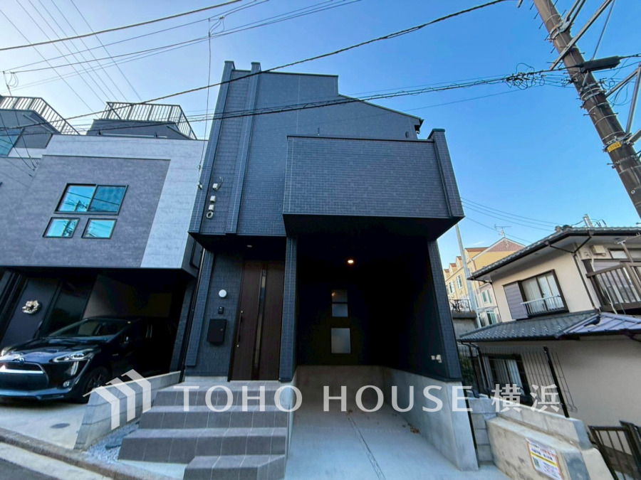 スタイリッシュな外観が魅力の新築戸建。日当たり良好で快適な住環境を実現した物件です。