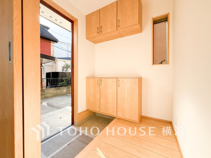 明るく開放的な玄関は、収納力のあるシューズボックスでスッキリ片付きます。風通しも良好です。