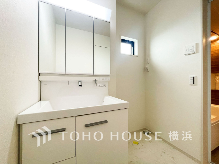 十分な大きさの洗面台は、身だしなみチェックや歯磨きなど、朝の慌ただしい時間でも余裕とゆとりを感じて頂けます。