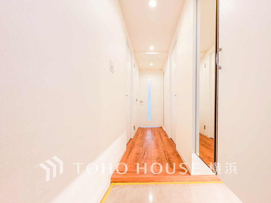 豊富な収納を確保した玄関スペース。便利な大型のミラーのついたシューズボックスを設置。
