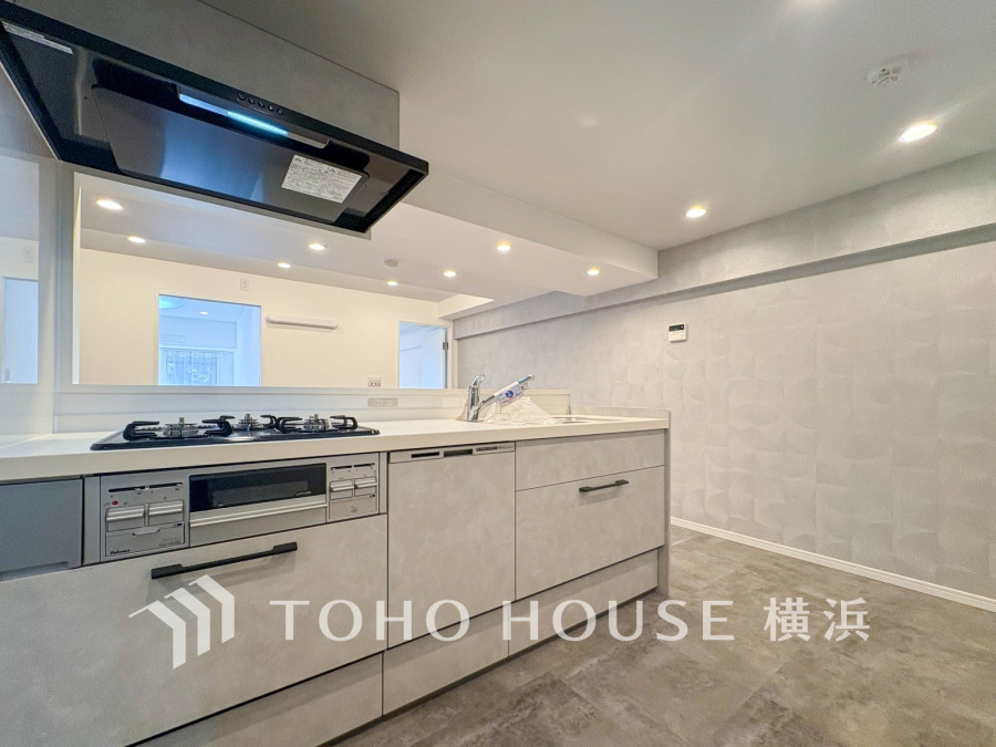 誰もが使いやすいデザインにこだわったキッチン。プライベートスペースを彩るインテリアとしての美と、快適な日常を支える機能性と強さがひとつになったキッチンです。