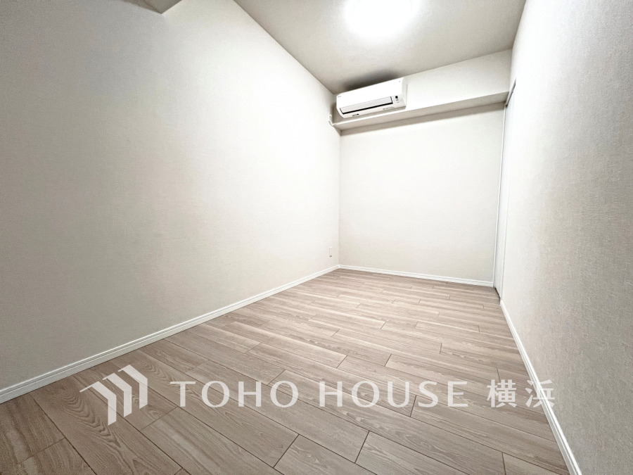 シンプルで明るい空間の洋室。エアコン完備で快適な暮らしをサポートします。収納スペースも充実。