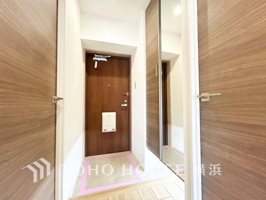 豊かなプライベートタイムへ誘うモダンテイストな玄関。デザインや素材が美しい調和を奏でている空間です。お客様をお迎えする玄関は落ち着いた雰囲気です。